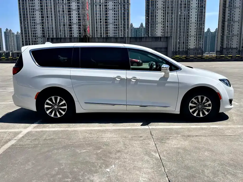 Chrysler Grand Voyager PHEV (Import) — фото 2