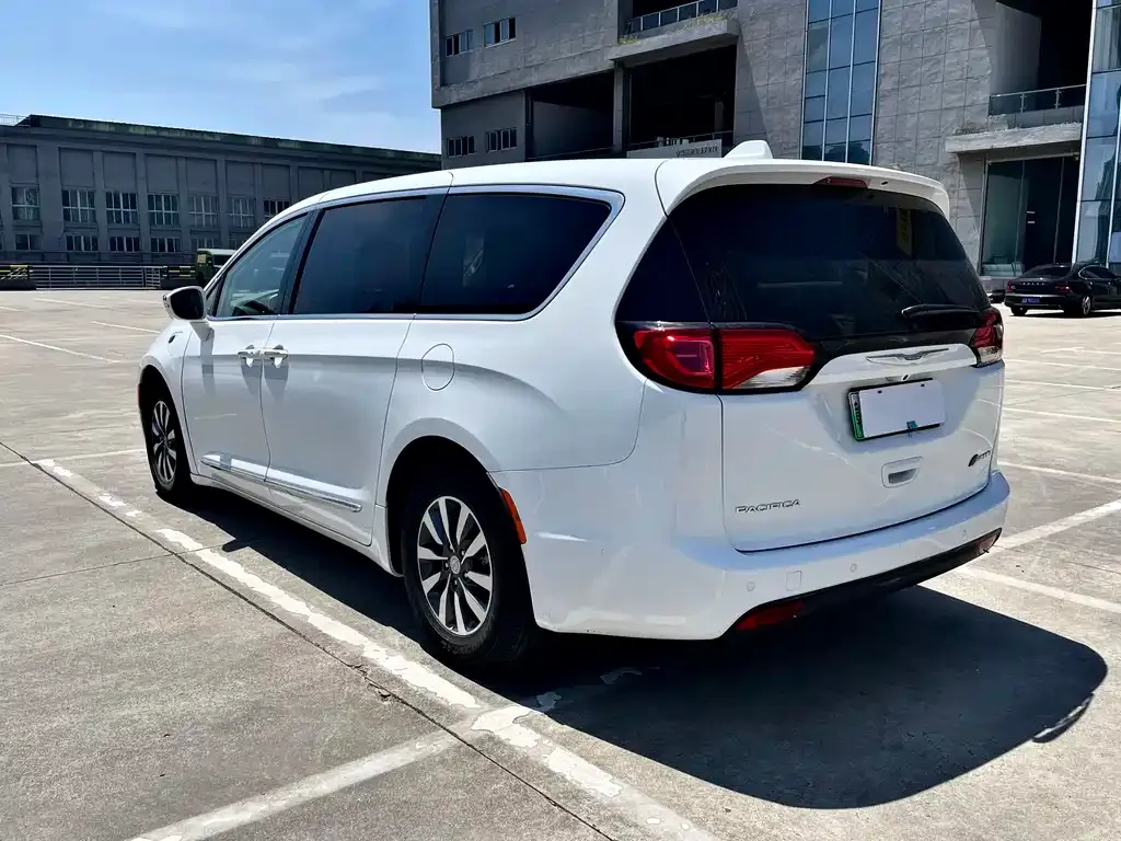 Chrysler Grand Voyager PHEV (Import) — фото 3