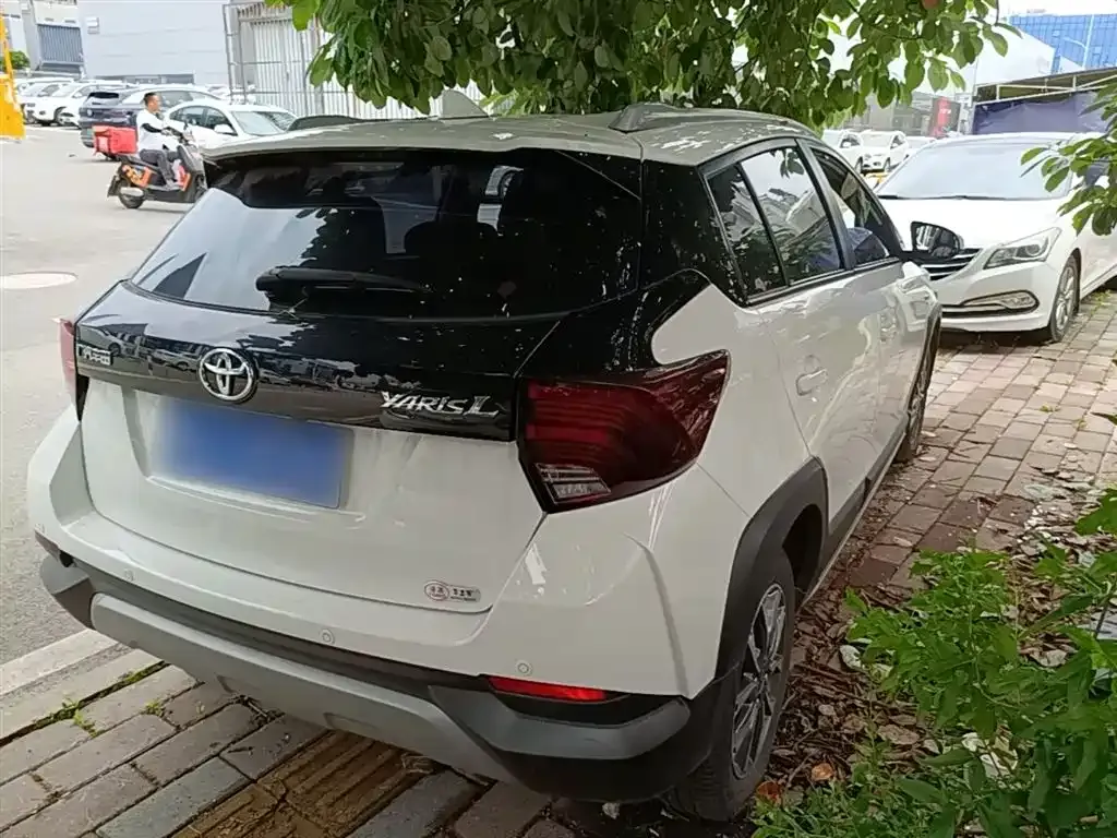 Toyota Yaris L — фото 4