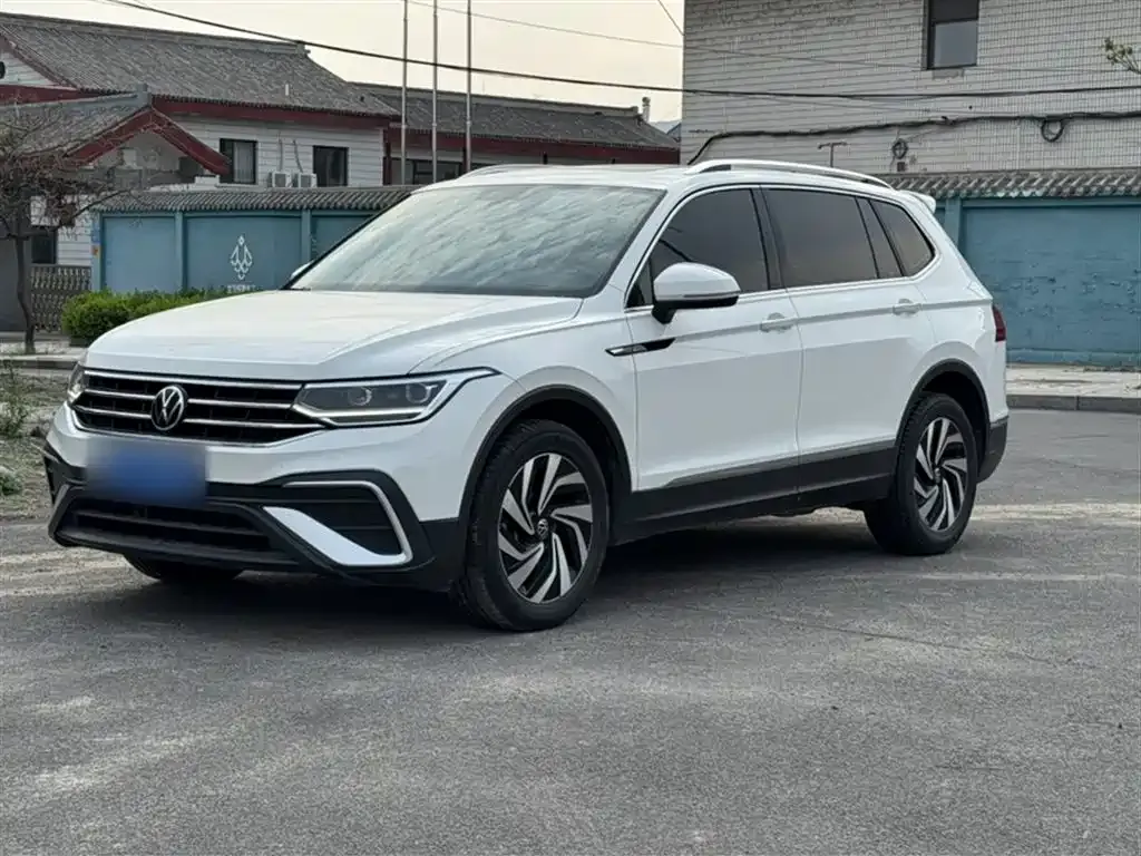 Volkswagen Tiguan L — фото 1