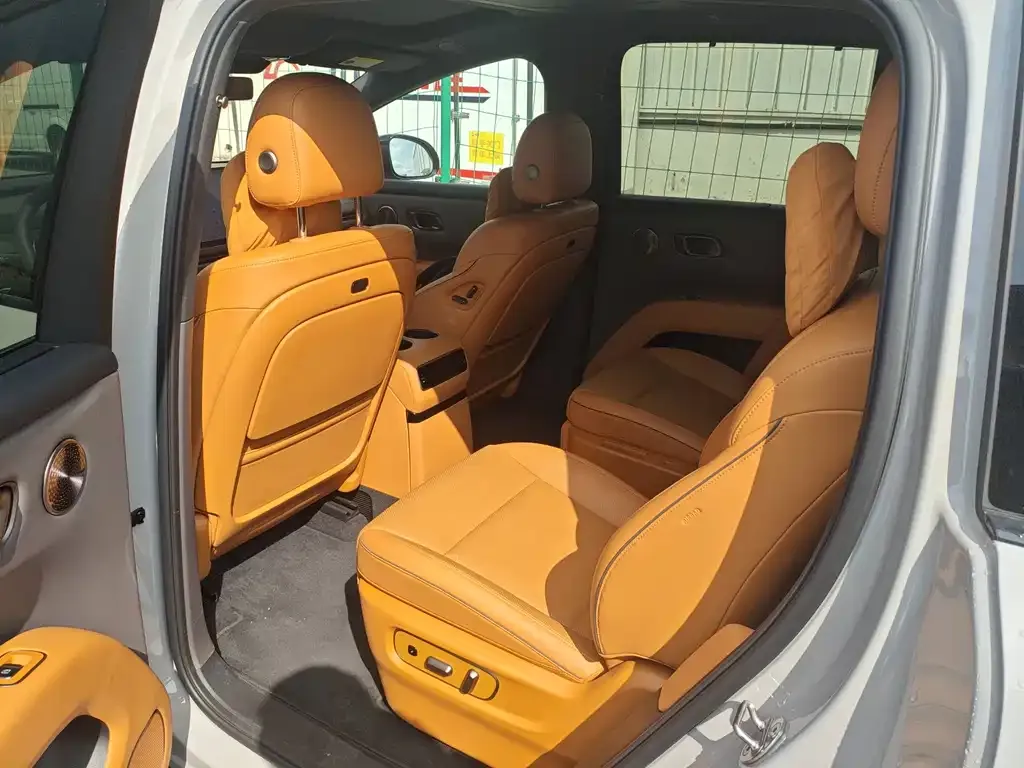 Li Auto i8 — фото 9