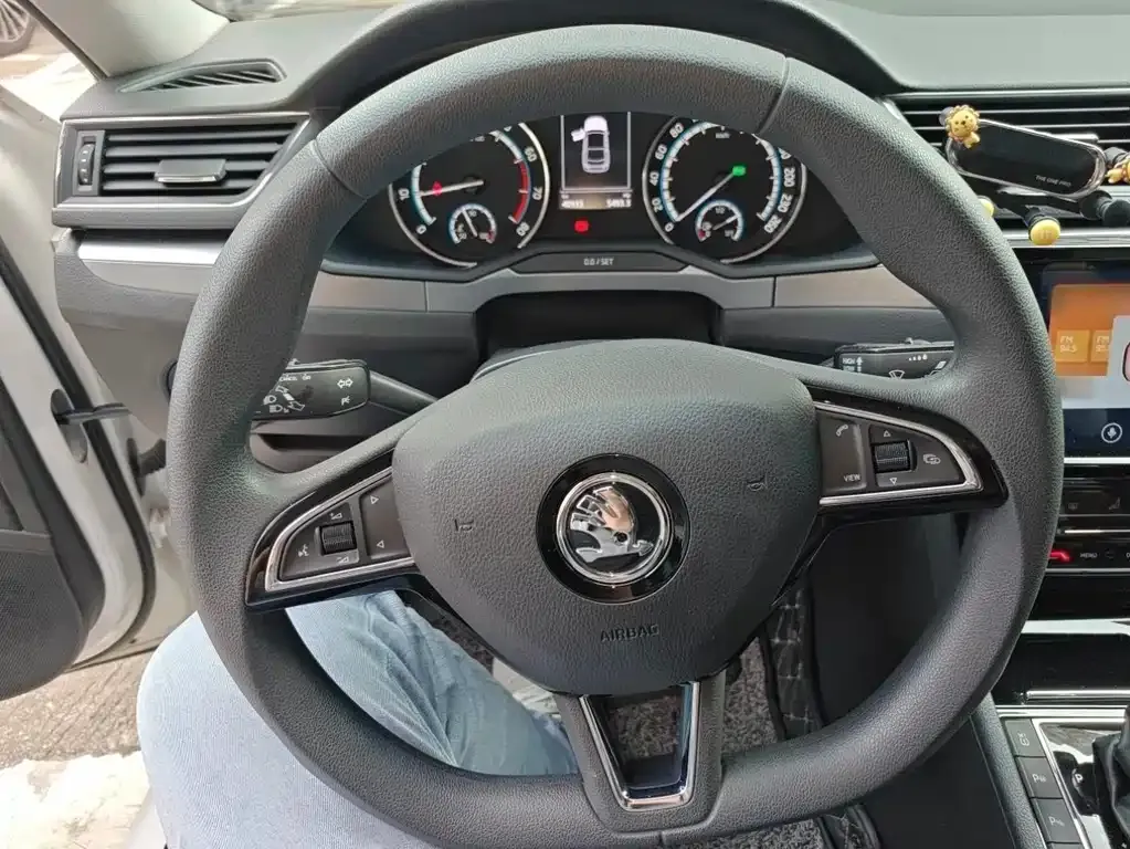 Skoda Superb — фото 8