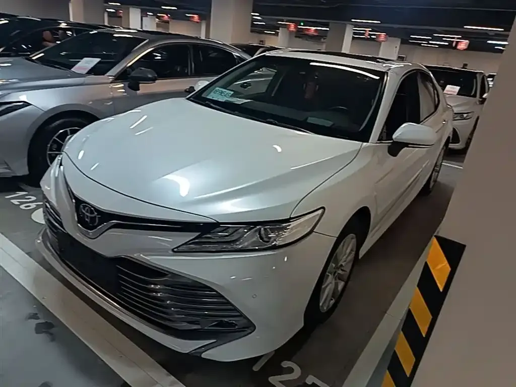 Toyota Camry — фото 1