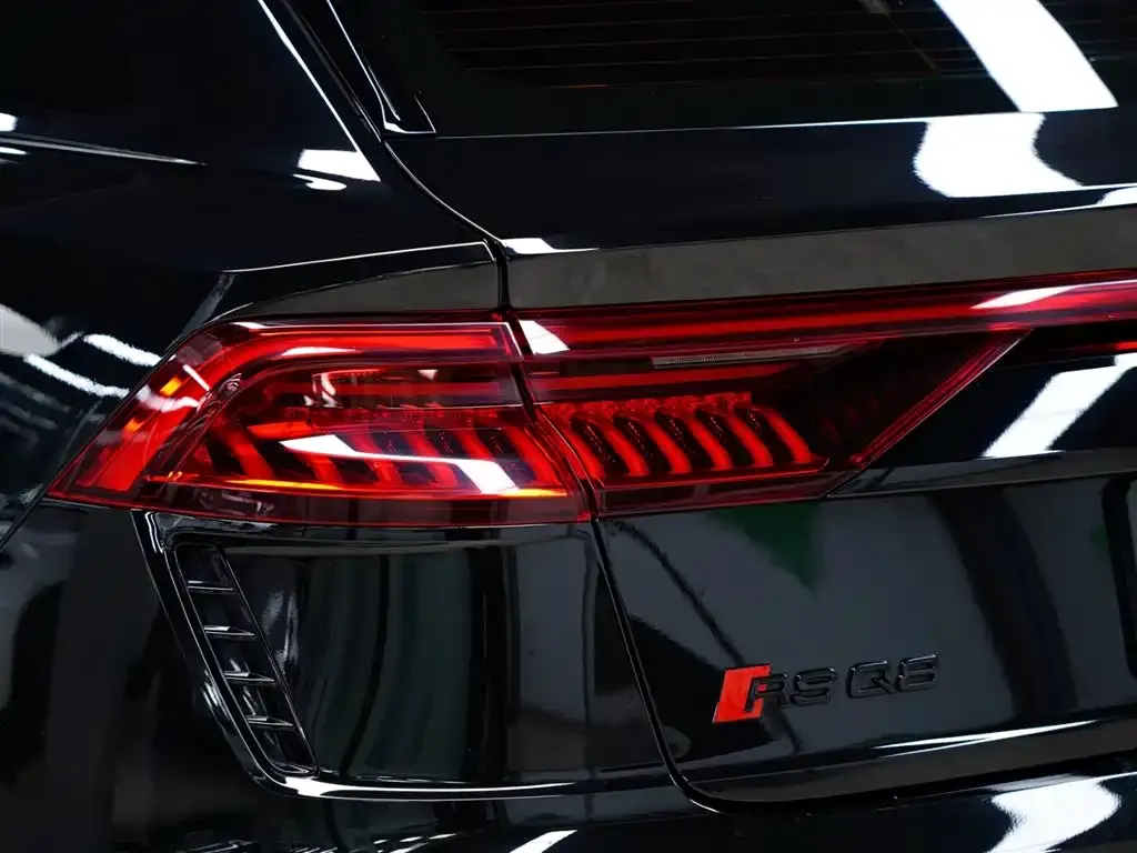 Audi RS Q8 — фото 3