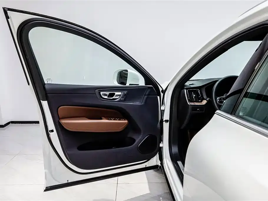 Volvo XC60 — фото 9