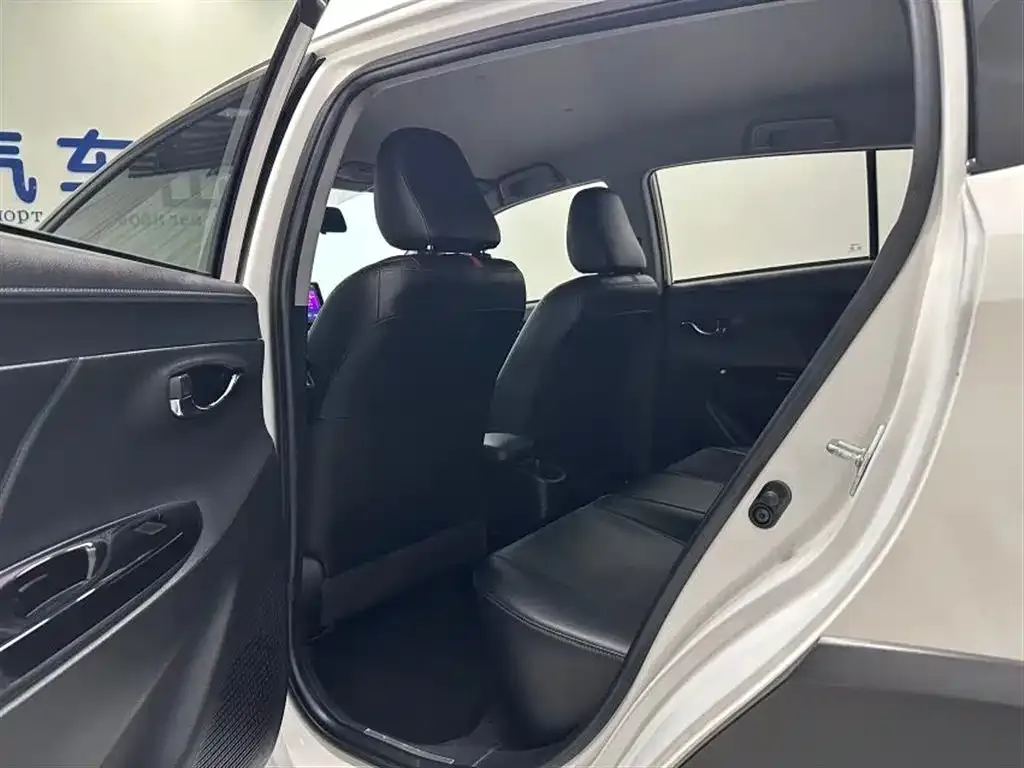 Toyota Yaris L — фото 7