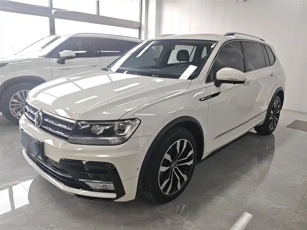Volkswagen Tiguan L — фото 1