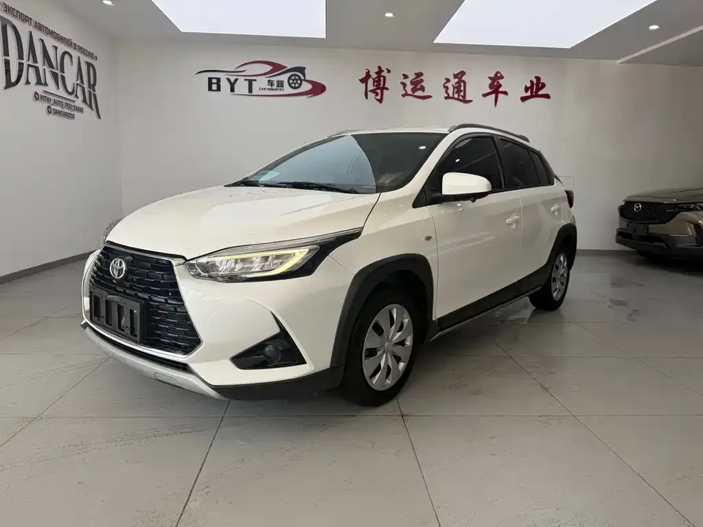 Toyota Yaris L — фото 1