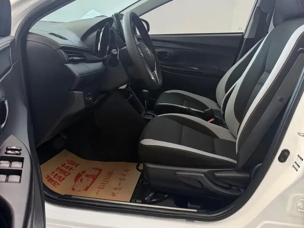 Toyota Yaris L — фото 2