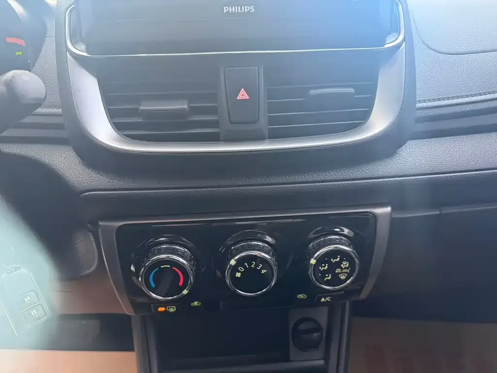 Toyota Yaris L — фото 6