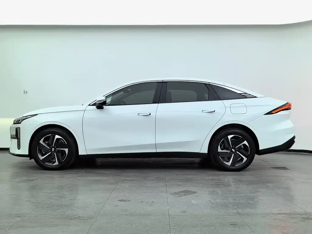 Geely Galaxy L6 — фото 10