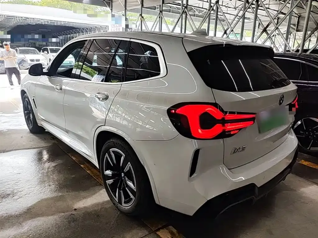 BMW iX3 — фото 8