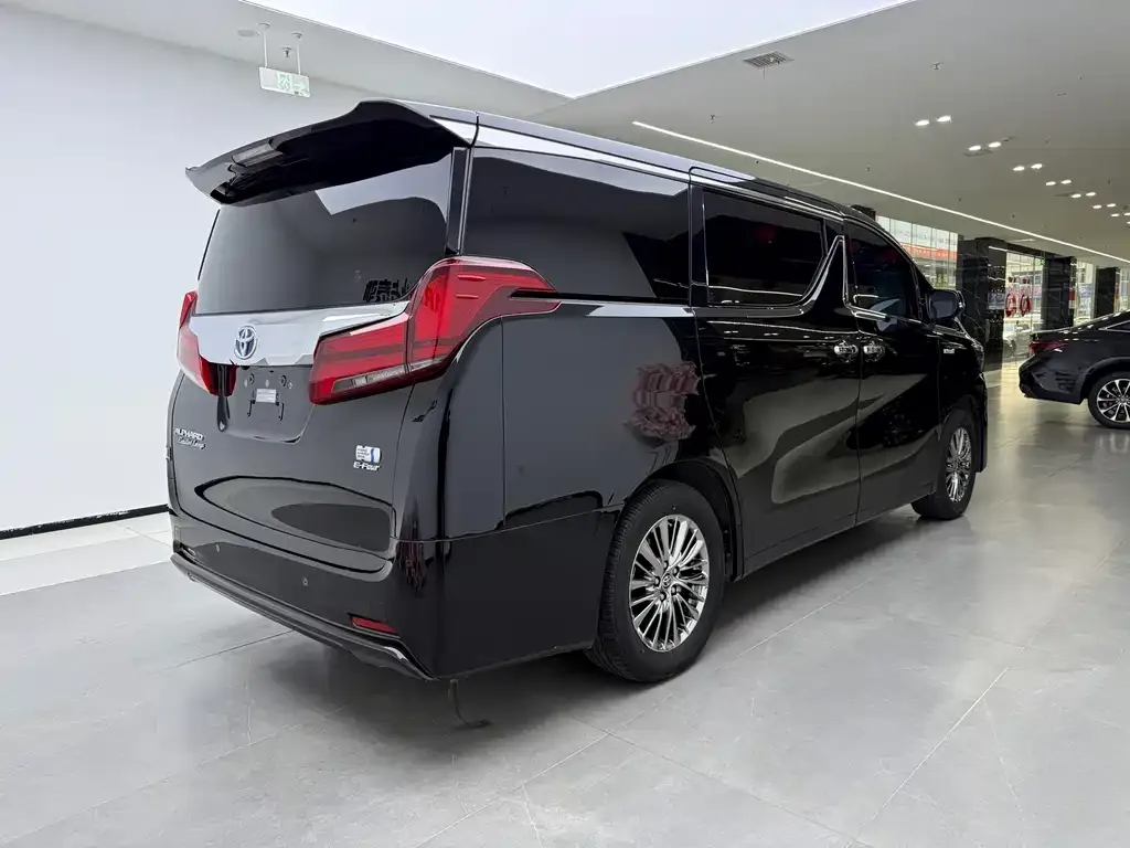 Toyota Alphard — фото 5