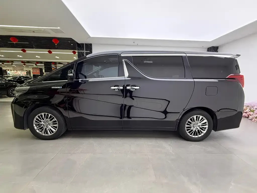 Toyota Alphard — фото 2