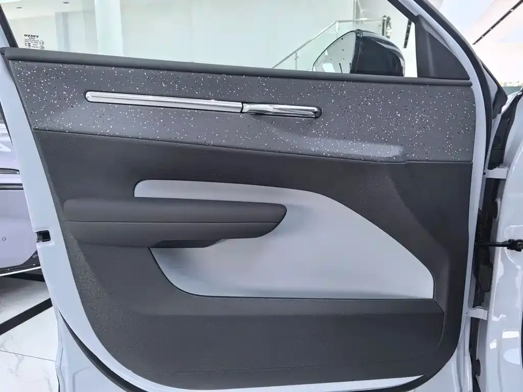 Volvo EX30 — фото 10