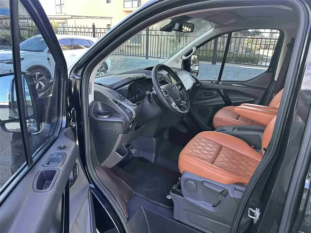 Ford Tourneo — фото 5
