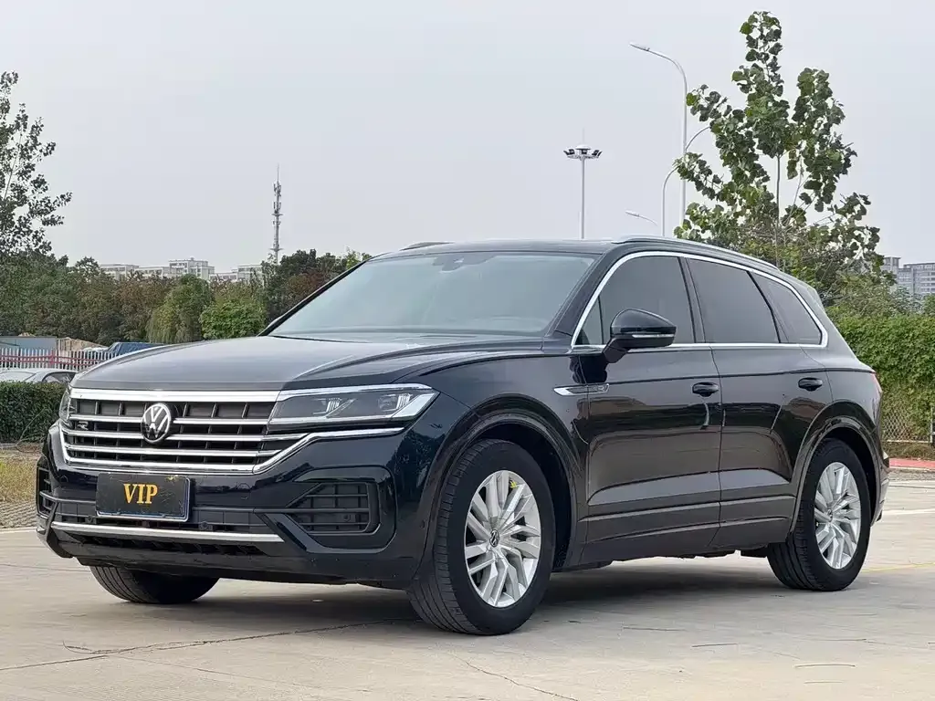 Volkswagen Touareg — фото 1