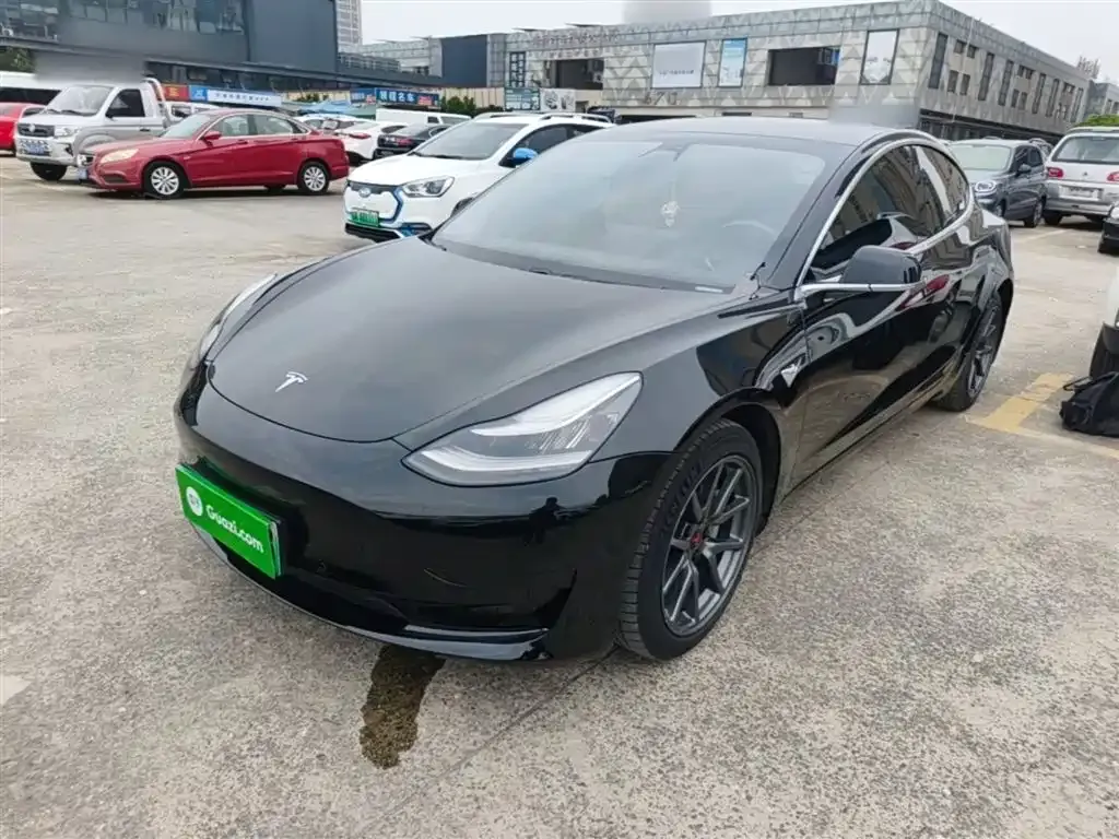 Tesla Model 3 — фото 1