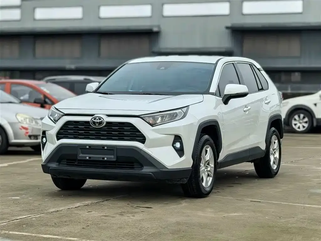 Toyota RAV4 — фото 1