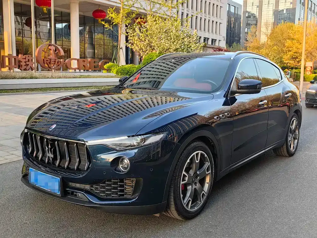Maserati Levante — фото 1