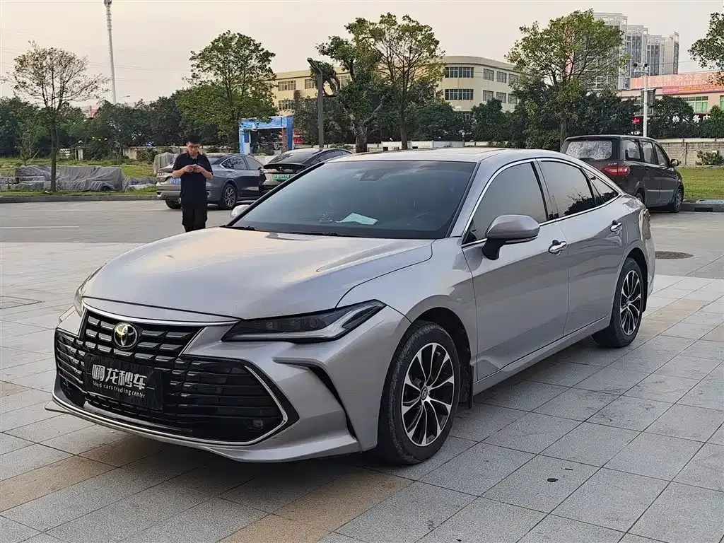 Toyota Avalon — фото 1