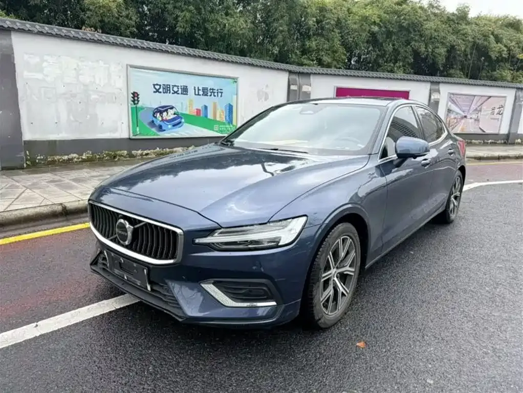 Volvo S60 — фото 1