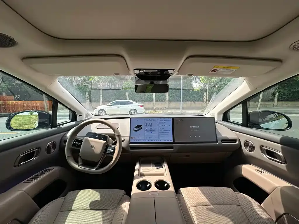 Li Auto i8 — фото 3