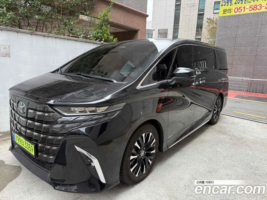 Toyota Alphard — фото 1
