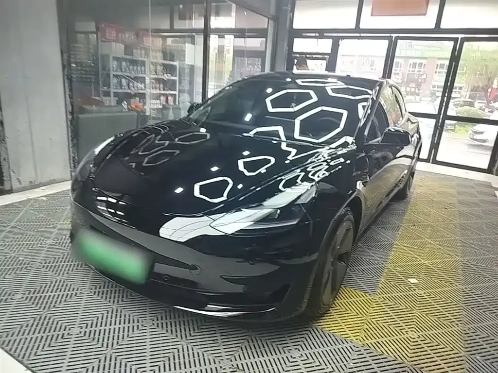 Tesla Model 3 — фото 1