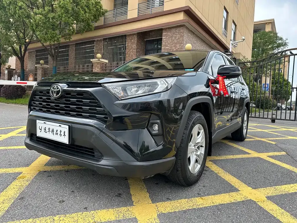 Toyota RAV4 — фото 1