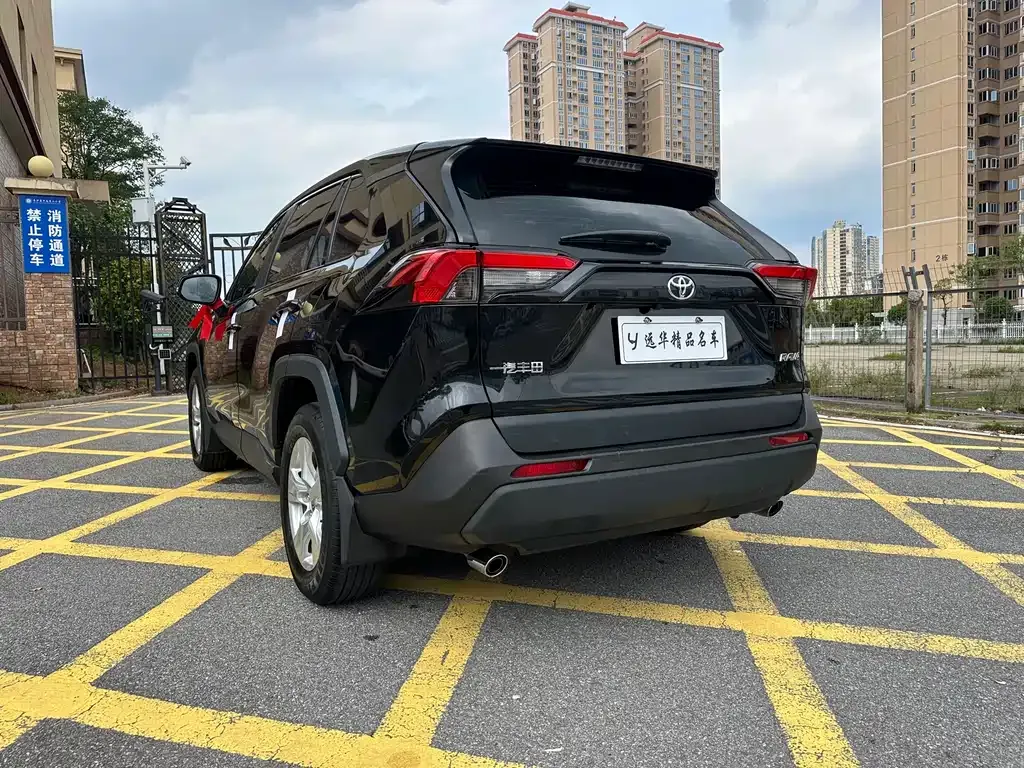 Toyota RAV4 — фото 10