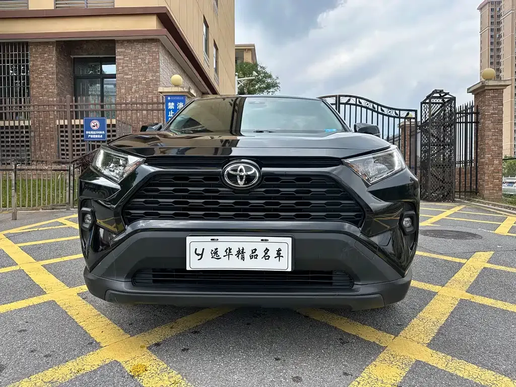 Toyota RAV4 — фото 7