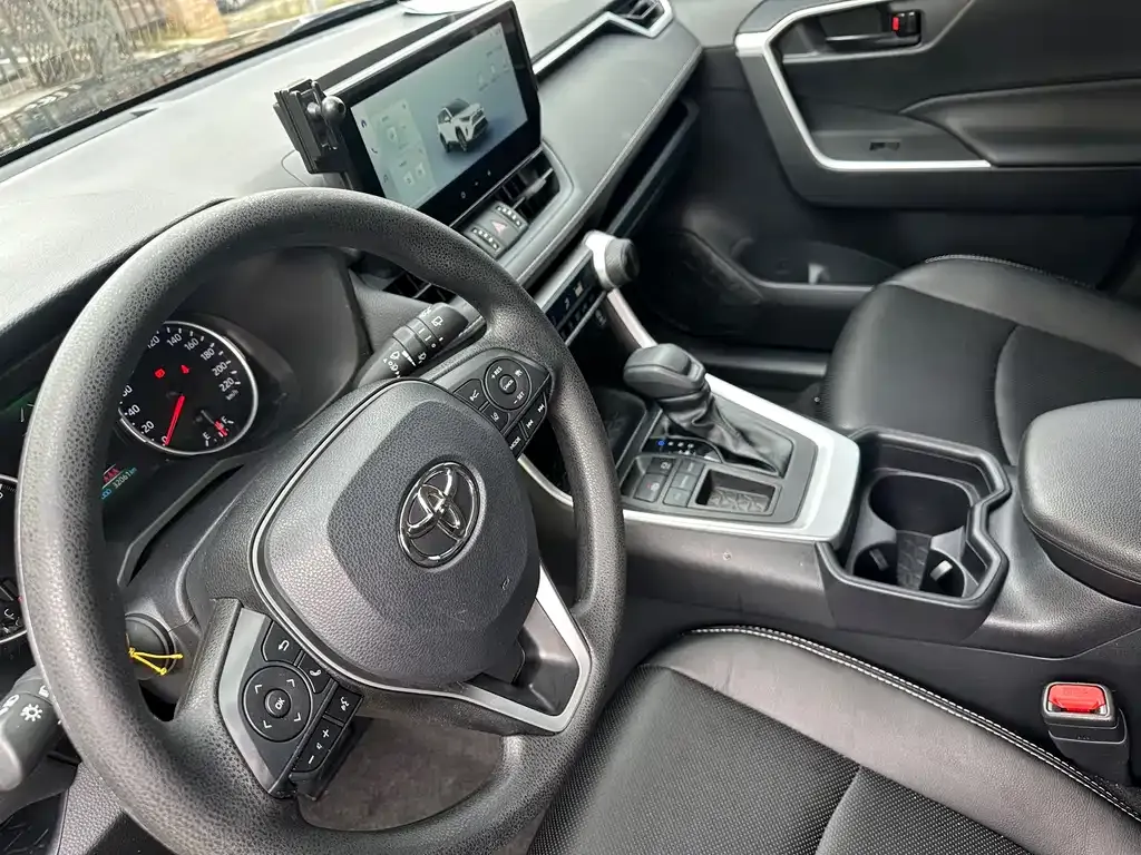 Toyota RAV4 — фото 6
