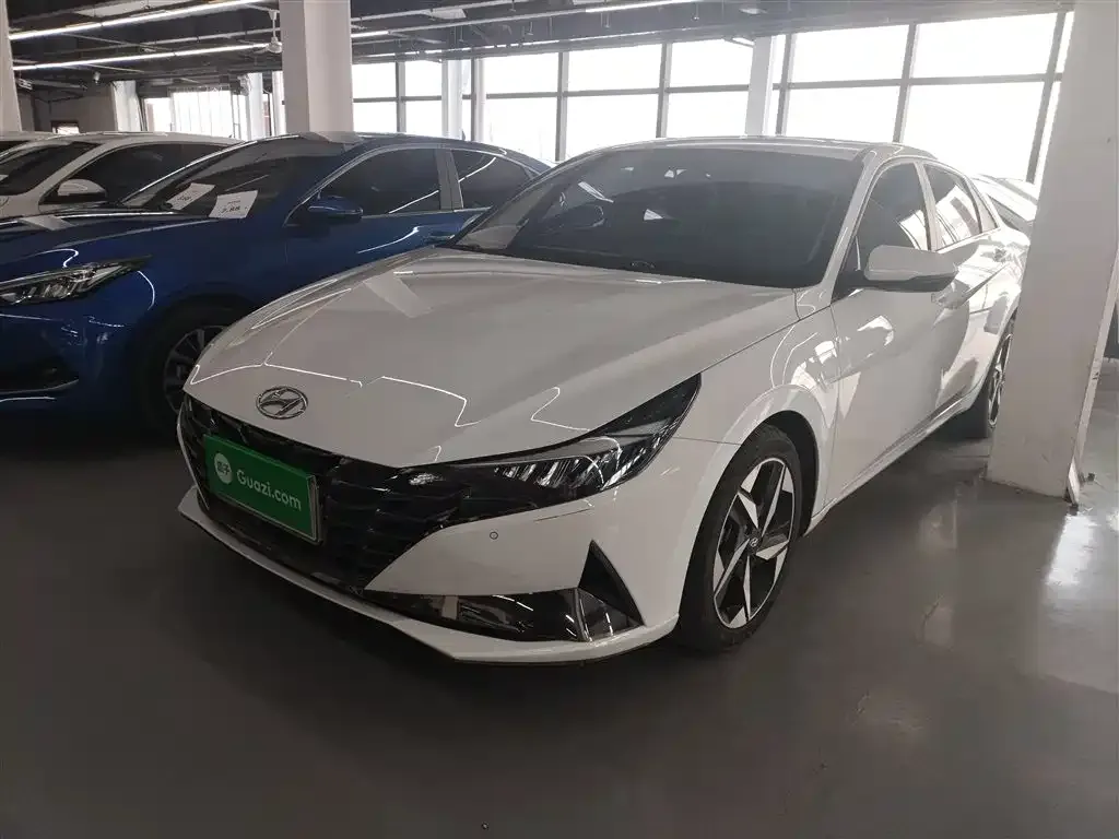 Hyundai Elantra — фото 1