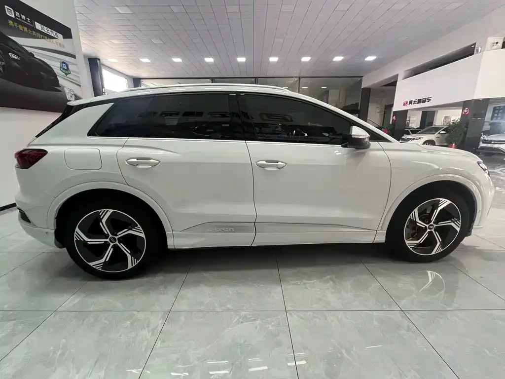 Audi Q4 e-tron — фото 3