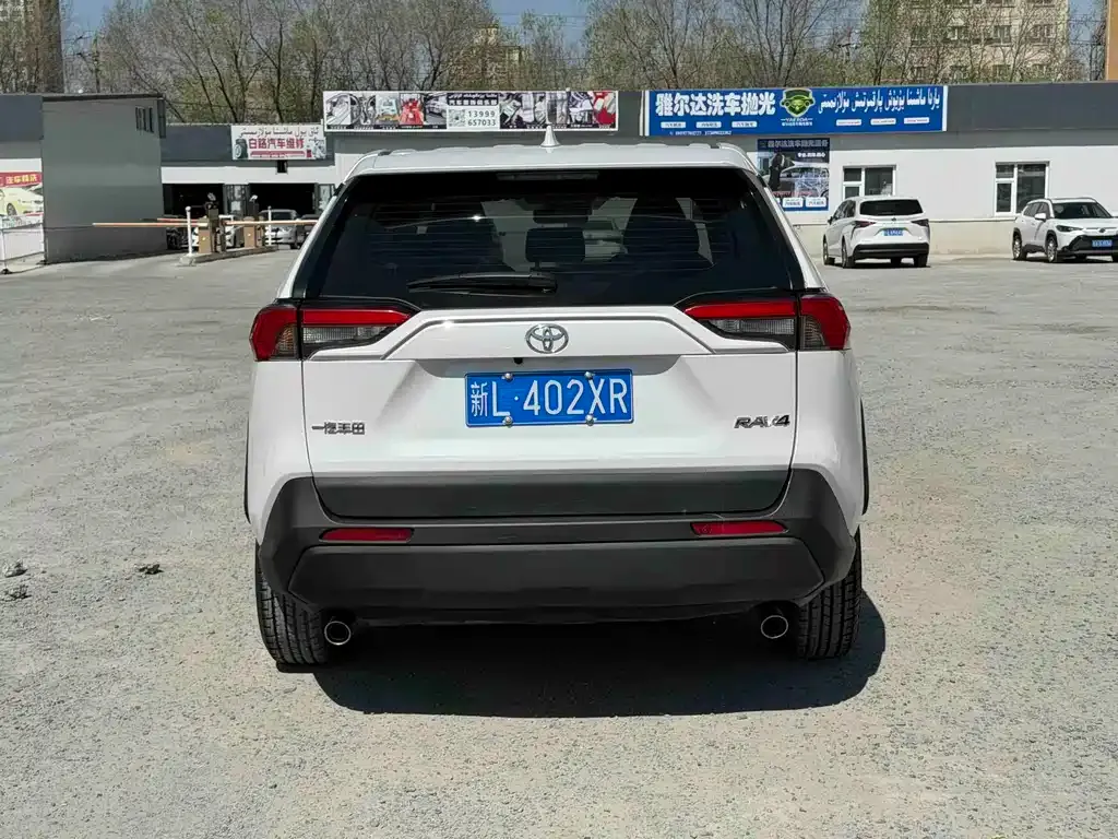Toyota RAV4 — фото 7