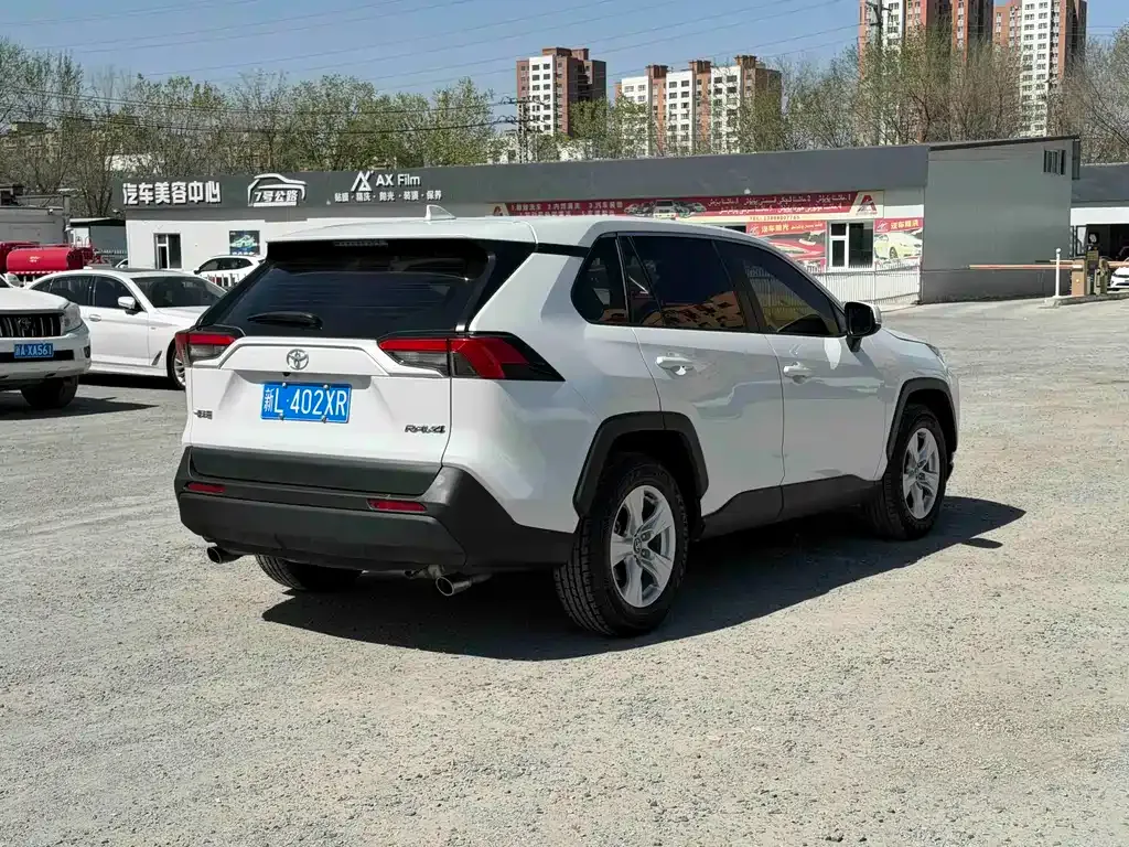 Toyota RAV4 — фото 9