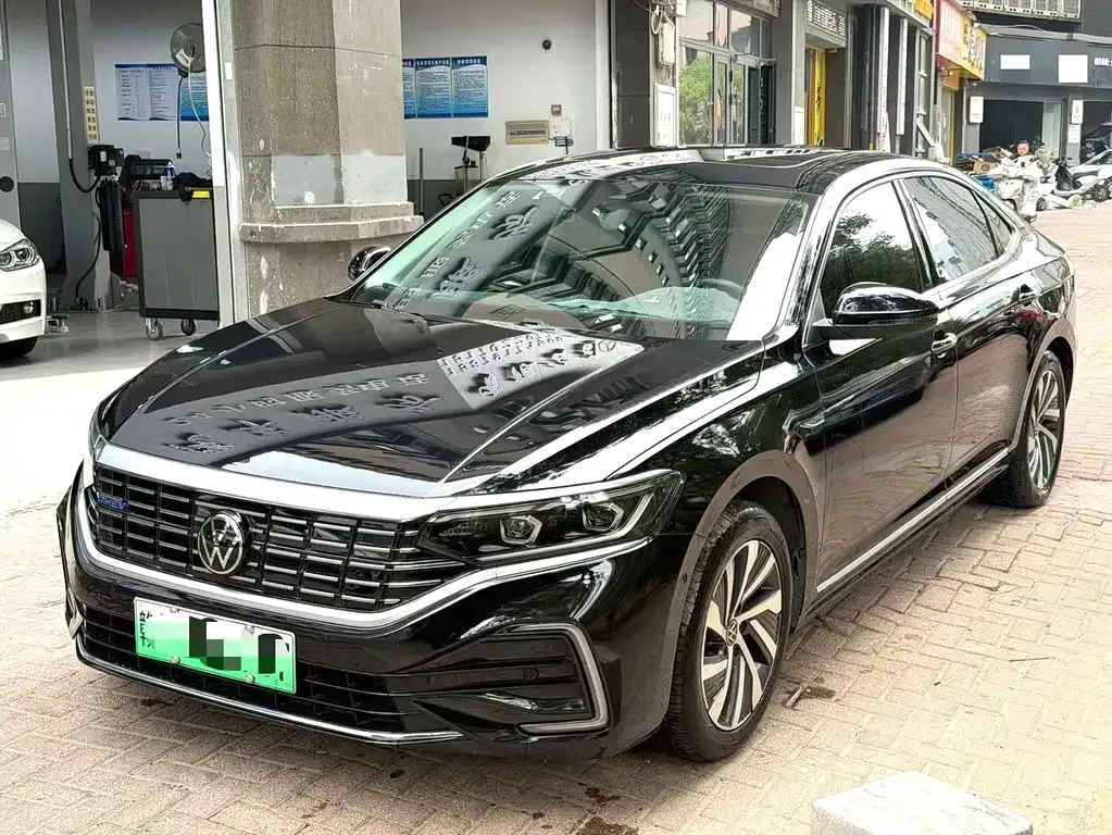 Volkswagen Passat New Energy — фото 1