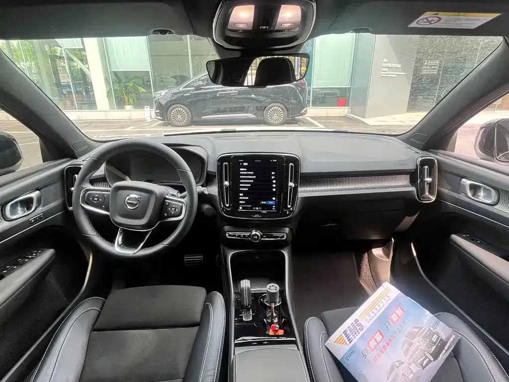 Volvo XC40 NEV — фото 3