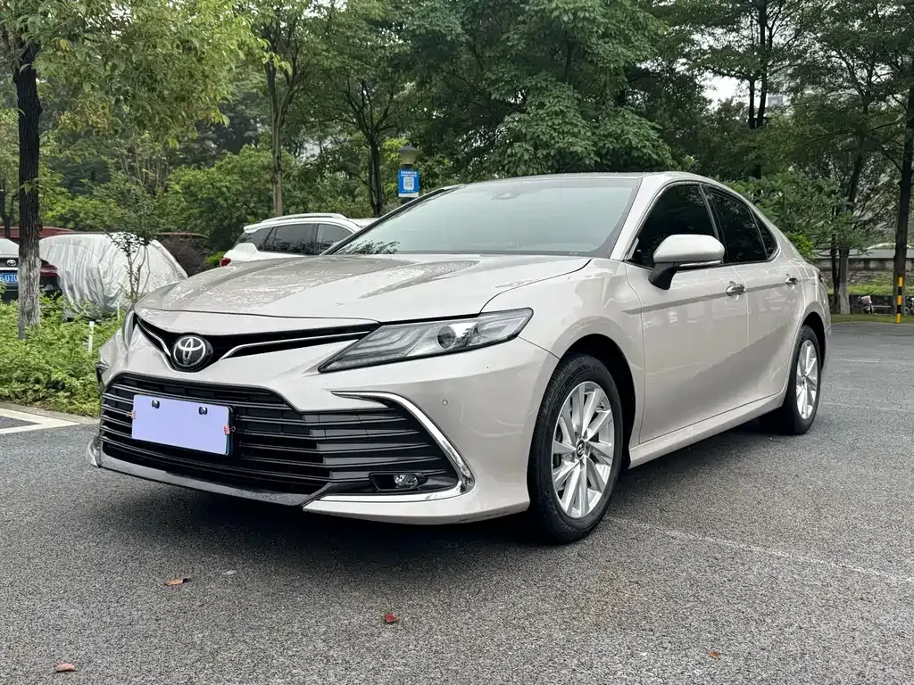 Toyota Camry — фото 1