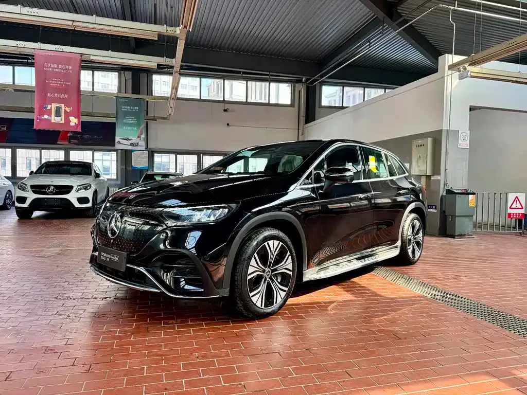 Mercedes-Benz EQE SUV — фото 1
