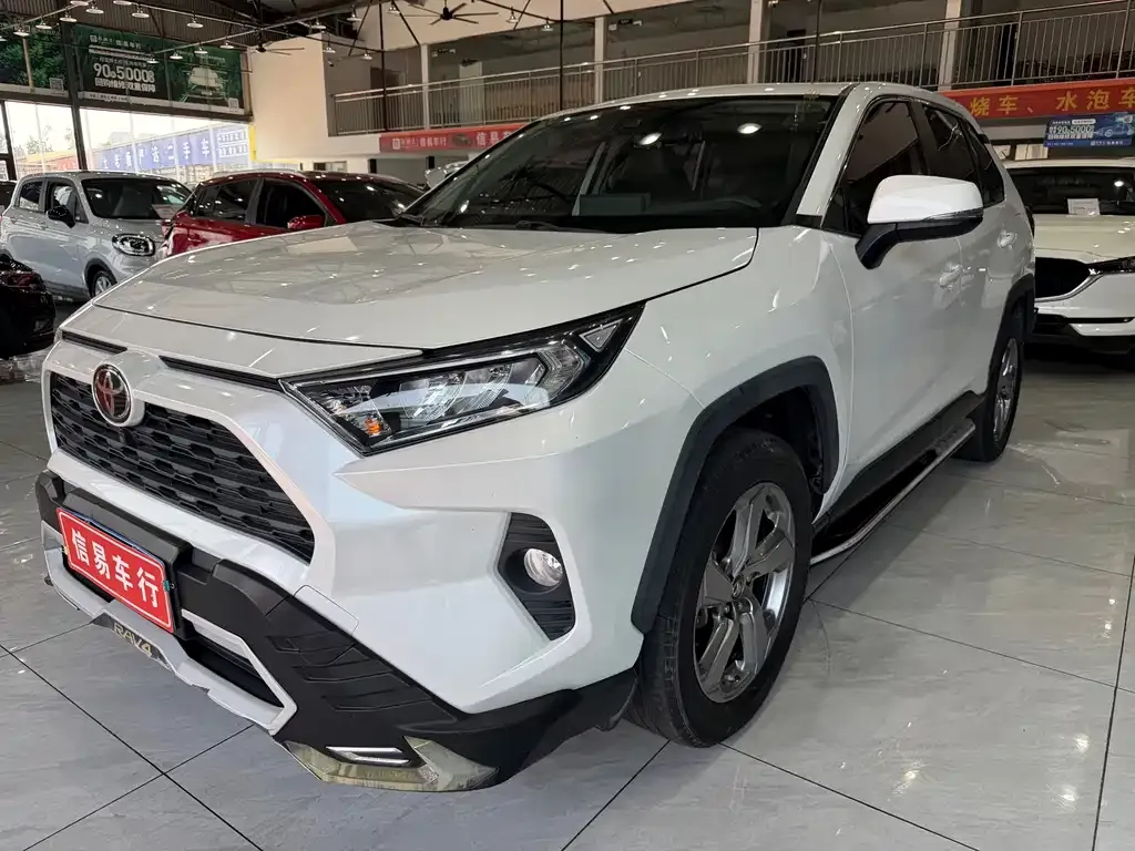 Toyota RAV4 — фото 1