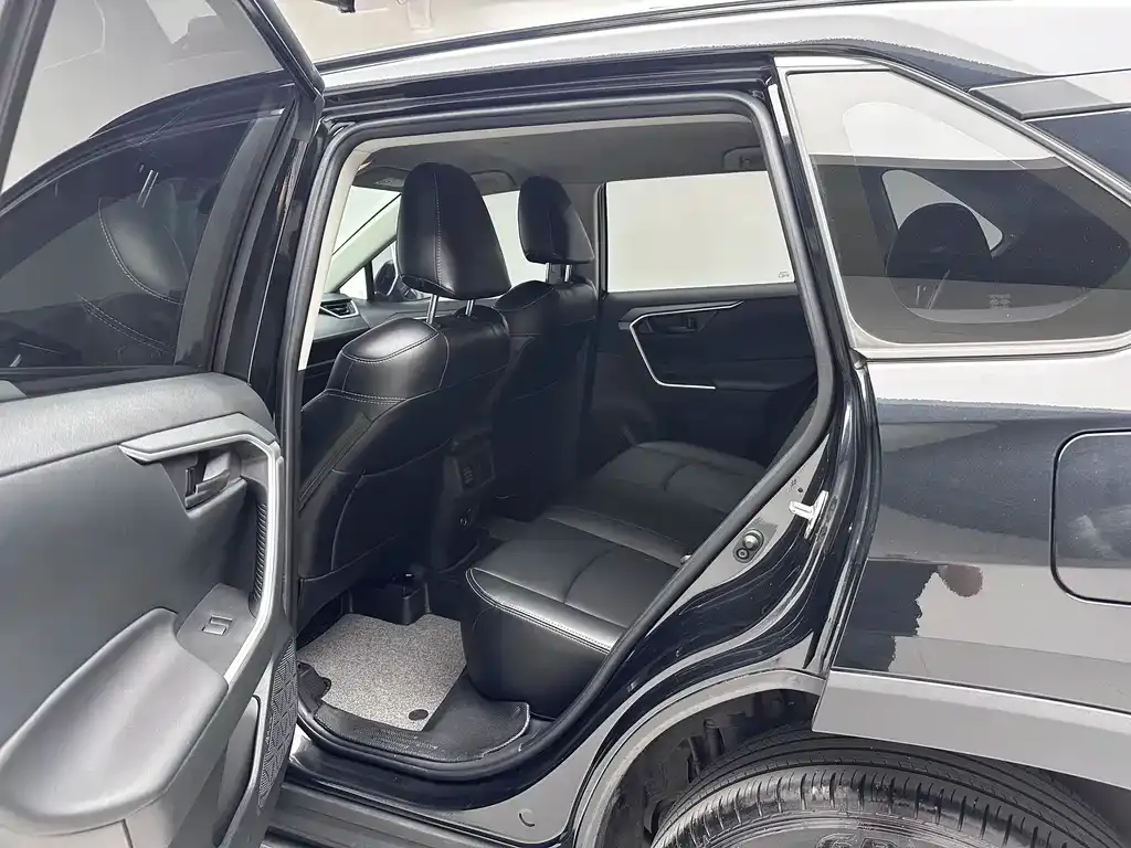 Toyota RAV4 — фото 10
