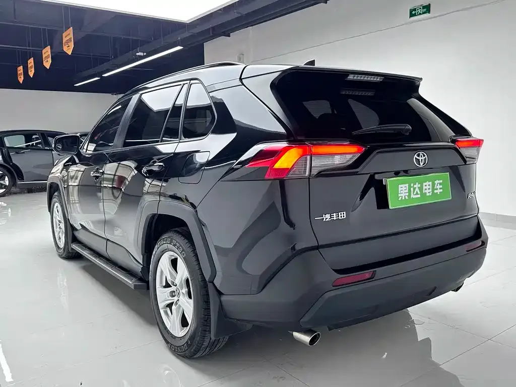 Toyota RAV4 — фото 9