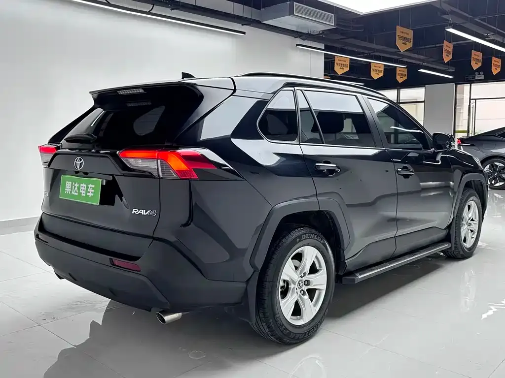 Toyota RAV4 — фото 8