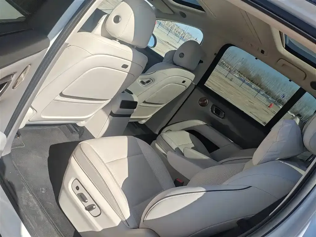 Li Auto i8 — фото 5