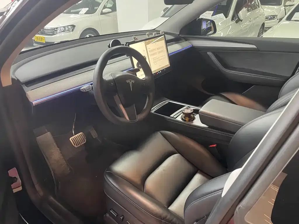 Tesla Model Y — фото 8