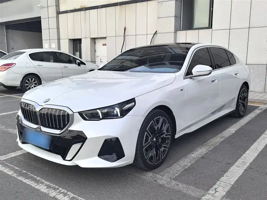 BMW 5 Series — фото 1