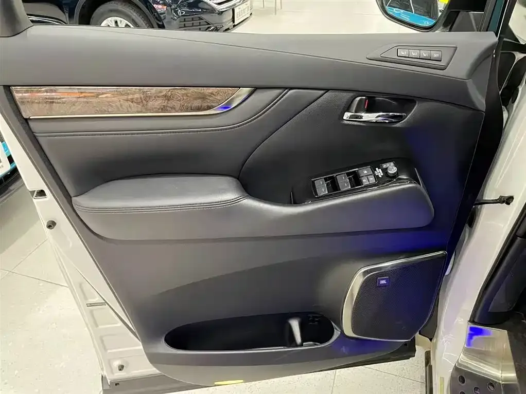 Toyota Vellfire — фото 5