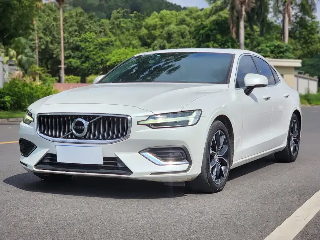 Volvo S60 — фото 1